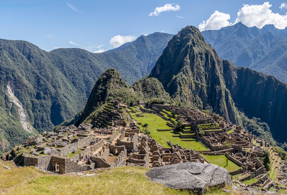 Ayllu: Die andine Sozialstruktur und ihre Bedeutung – Luftaufnahme der berühmten Ruinen von Machu Picchu, umgeben von üppi…