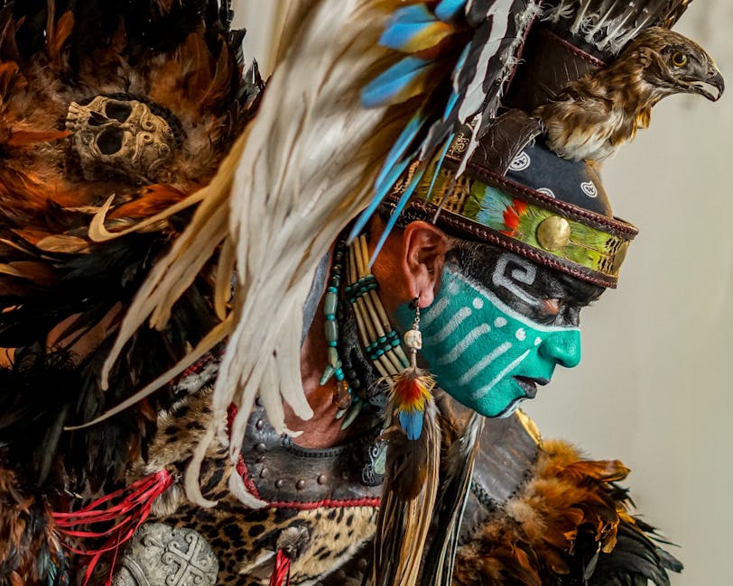 Aztekische Federkunst: Ein Erbe voller Pracht und Kontroversen – Nahaufnahme eines aztekischen Kriegers in farbenfroher tr…