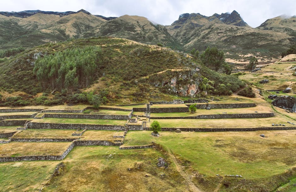 Capac Ñan: Die Inka-Hauptstraße zwischen Cuzco und Quito – Luftaufnahme der Inka-Ruinen von Ancahuasi in Cuzco, umgeben vo…
