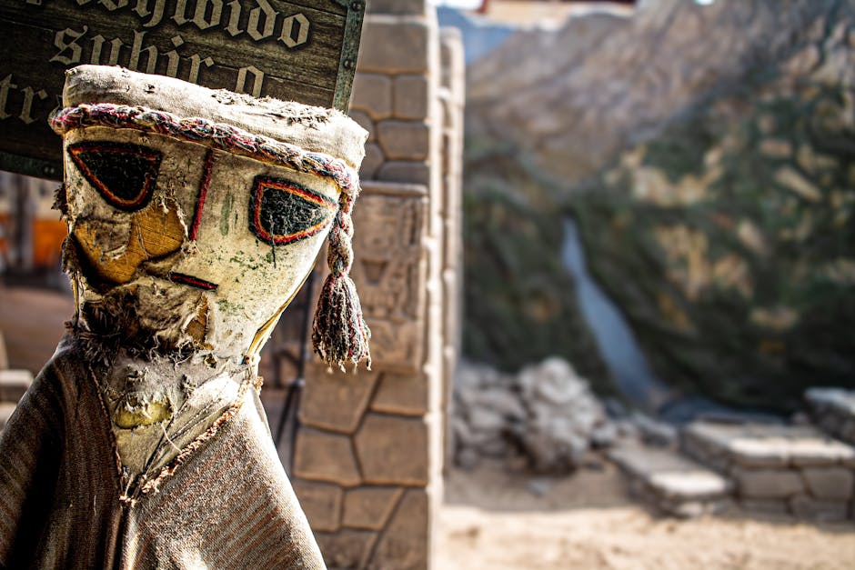 Chimú – Nahaufnahme einer traditionellen Textilpuppe vor einer lebendigen Kulisse in Peru.