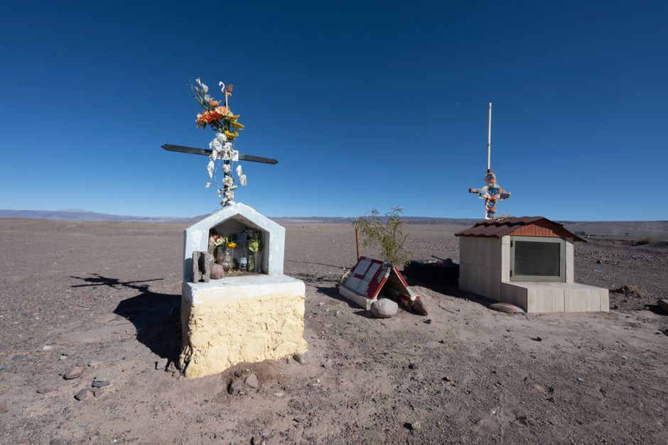 Chinchorro Mumien: Älteste Mumien der Welt in Nord-Chile – Ein Denkmal mit Kreuzen am Straßenrand in der Wüste von Antofag…