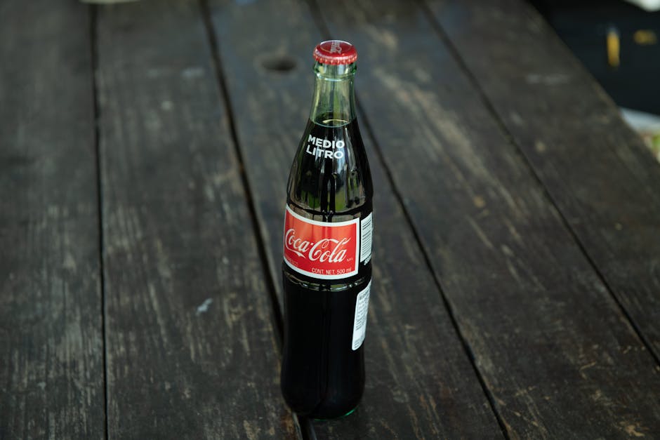 Coca Anden: Heilige Pflanze, Tradition und heutige Politik – Eine klassische Coca-Cola-Flasche auf einem rustikalen Holzti…