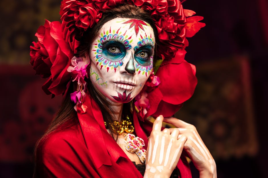 Día de los Muertos Wurzeln: Indigene Ursprünge des Totenfests – Eine mit Catrina-Make-up geschmückte Frau feiert den Dia d…