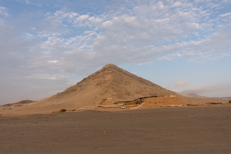 Die Moche Kultur: Hochkultur der Nordküste Perus (100–700 n. Chr.) – Eine präkolumbische Moche-Pyramide eingebettet in die…