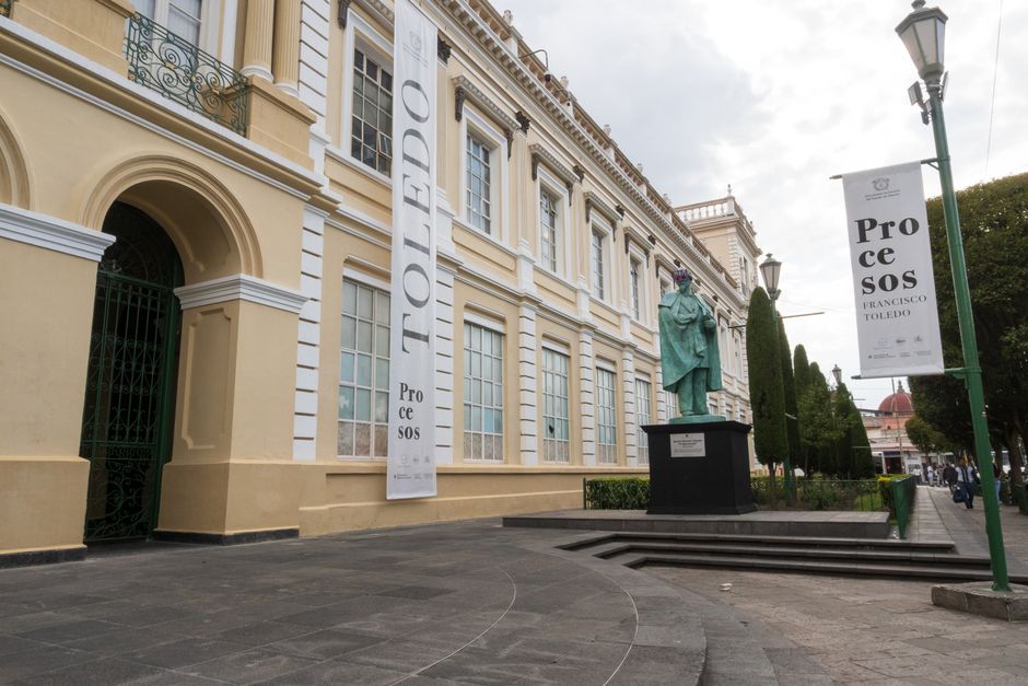 Francisco Pizarro: Eroberer Perus und sein Erbe – Elegantes historisches Gebäude mit Statue in Toluca de Lerdo, Mexiko, da…