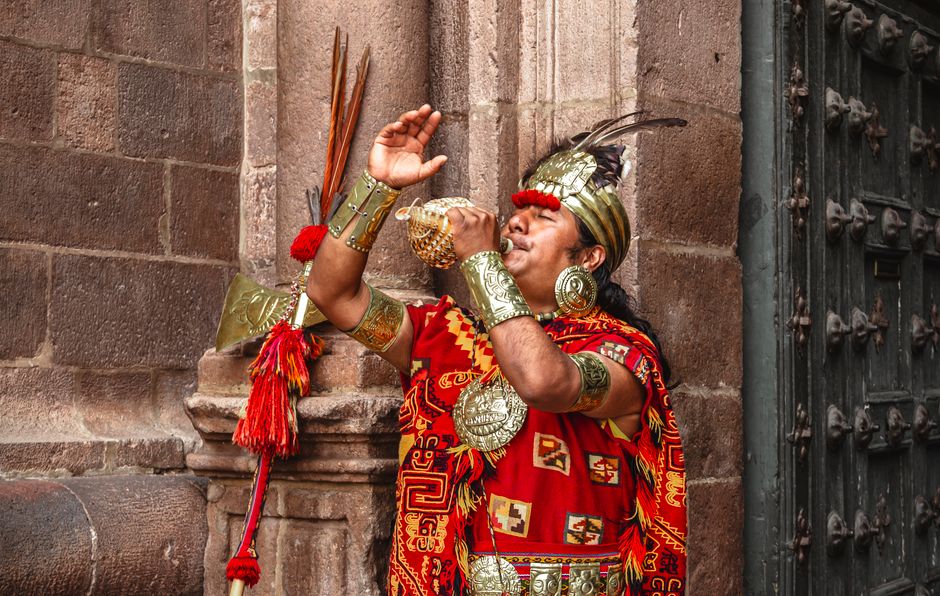 Herr von Sipán: Reichster präkolumbianischer Fund Perus – Mann in Inka-Kleidung führt ein Ritual in Cusco, Peru durch