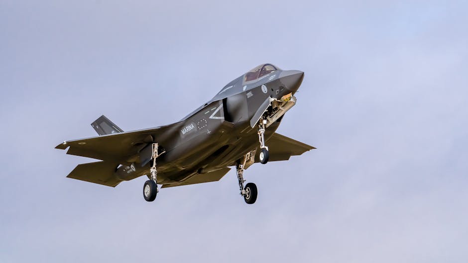 Llanos de Mojos – Ein leistungsstarker F-35-Kampfjet schwebt über Los Llanos in Spanien und zeigt die moderne Militärluftf…