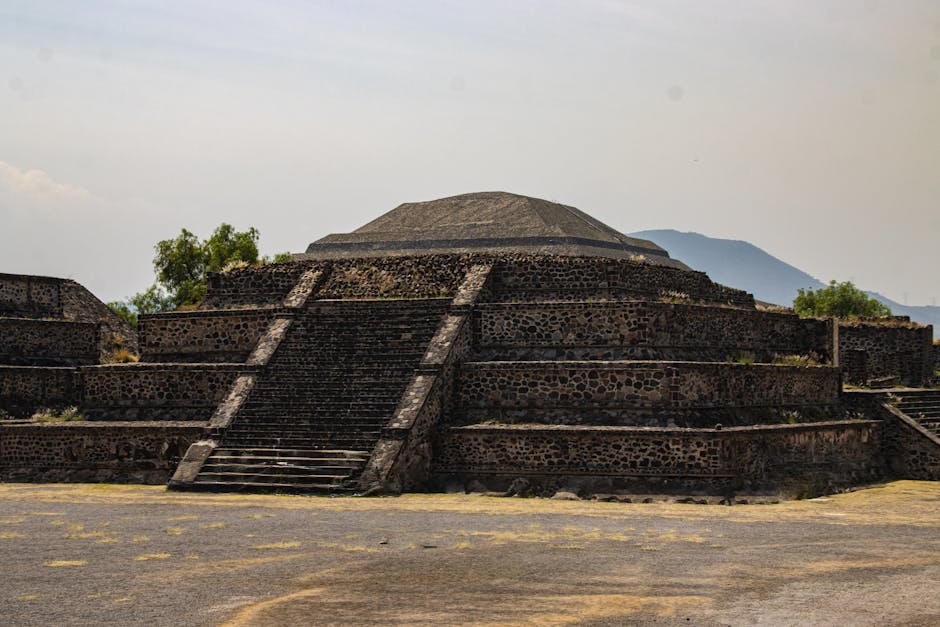 Mondpyramide Teotihuacan: Geschichte, Bauphasen und Opferfunde – Steinpyramide in La Ciudadela in Teotihuacan unter klarem…