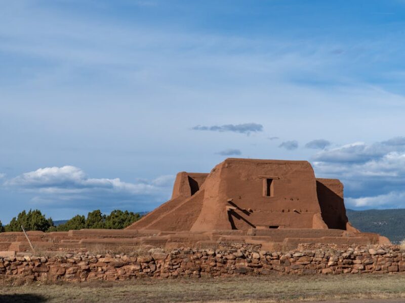 Pecos Pueblo – Aufnahme von alten Lehmziegelruinen im Pecos National Historical Park, Santa Fe, vor klarem Himmel.