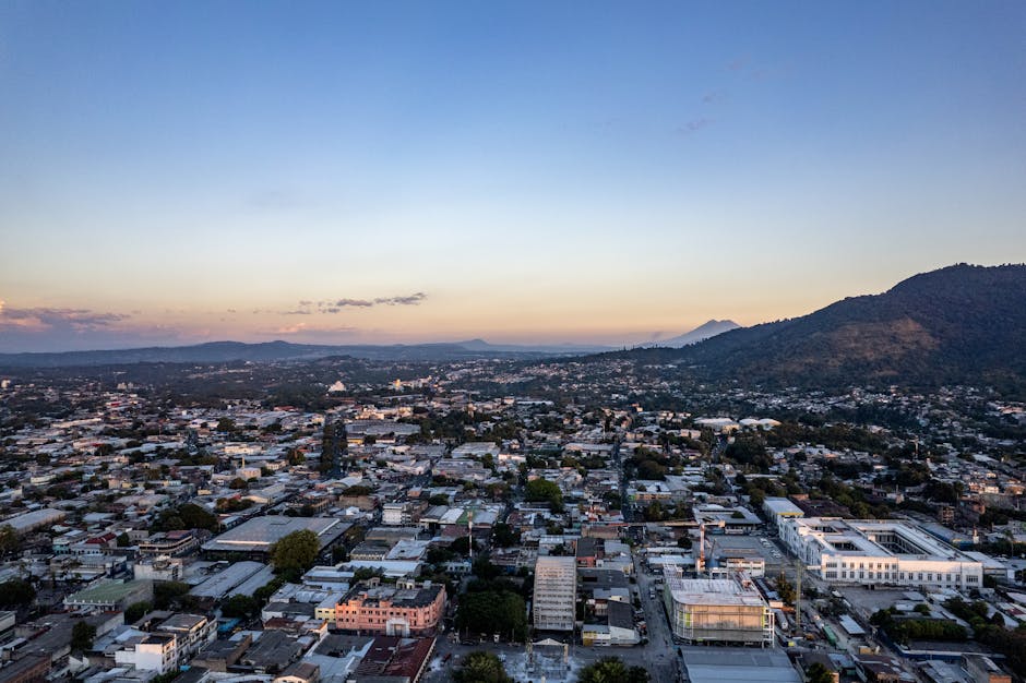 San Lorenzo Olmeken: Mexikos erste Hauptstadt – Panorama-Luftaufnahme der Skyline von San Salvador bei Sonnenuntergang mit…