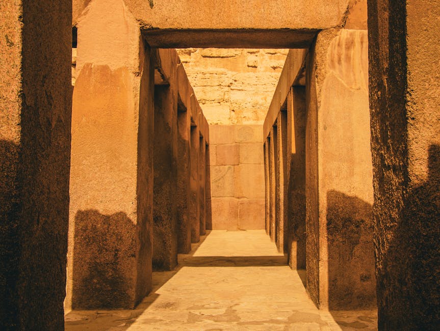 Tiwanaku – Entdecken Sie die warmen Töne eines alten Steinkorridors, der vom Sonnenlicht erhellt wird und dramatische Scha…
