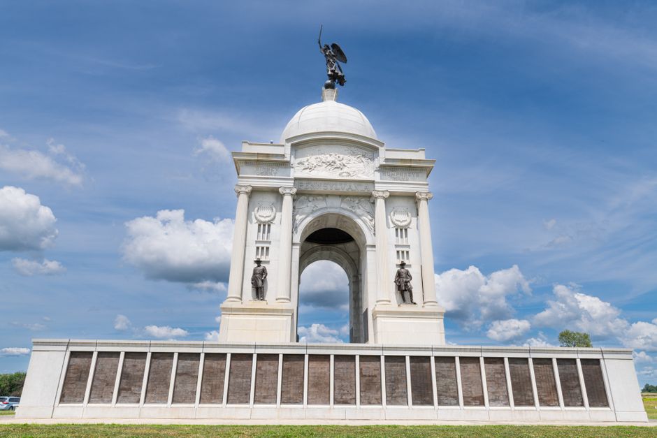 1491 Charles Mann: Das Amerika vor Kolumbus neu bewertet – Das Pennsylvania State Memorial unter einem klaren blauen Himme…