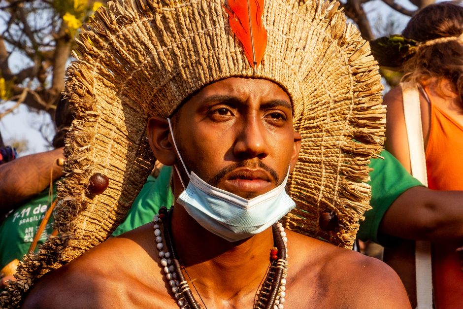 Ailton Krenak: Stimme des indigenen Denkens in Brasilien – Porträt Eines Mannes Mit Traditioneller Feder