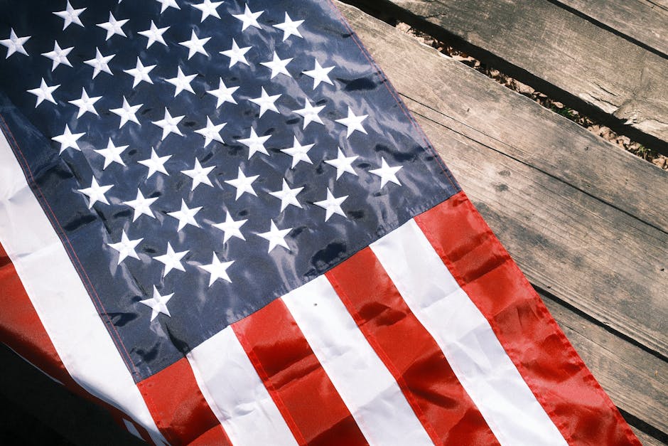 Ancient DNA: Genetische Geschichte Amerikas entschlüsselt – Nahaufnahme der amerikanischen Flagge, die über eine rustikale…