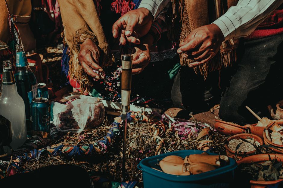 Ayahuasca Tradition: Ursprung, Rituale und rechtlicher Status – Nahaufnahme von Händen, die im Freien ein traditionelles R…