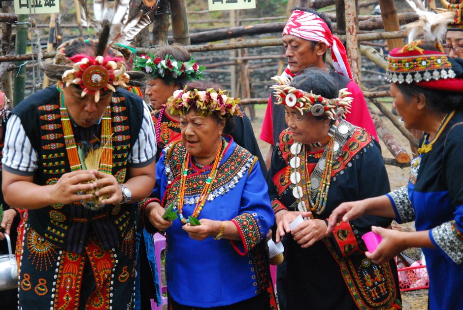 Ayahuasca Tradition: Ursprung, Rituale und rechtlicher Status – Traditionelle Kulturelle Feier Mit Indigener Kleidung