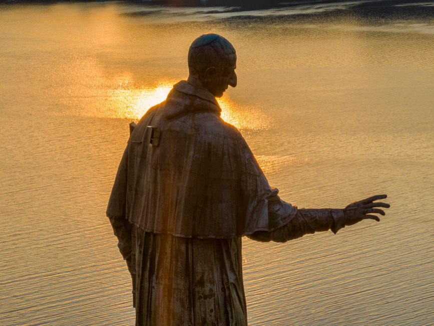 Charles Mann '1493': Der Columbian Exchange und seine Folgen – Eine Bronzestatue ragt anmutig über einen schimmernden See …