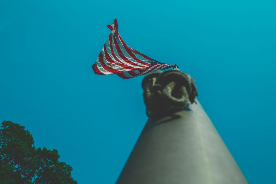 Cherokee Nation: Größte indigene Nation der USA – Low Angle Fotografie Von Uns Fahnenmast