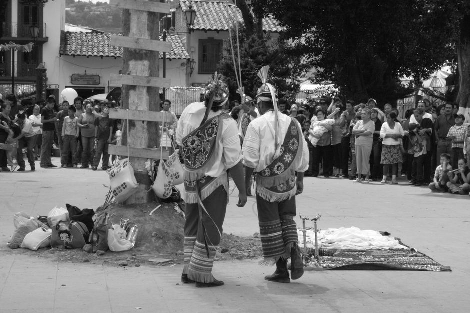 CONAIE: Indigene Bewegung Ecuadors seit 1986 – Voladores führen die traditionelle Tanzzeremonie im mexikanischen Papantla …