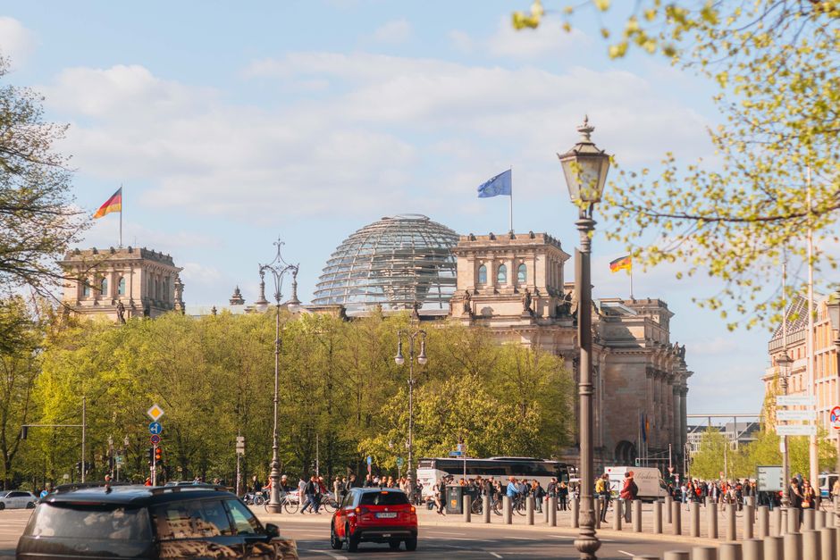 DGSKA Kongresse: Ethnologie in Deutschland im Fokus – Ein lebendiger Blick auf die Straße vor dem Reichstag in Berlin, Deu…