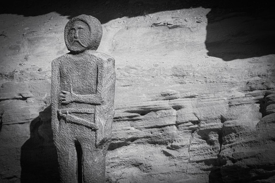 Erich von Däniken Kritik: Pseudoarchäologie und die Alien-Theorie – Monochromes Bild eines historischen kasachischen Denkm…