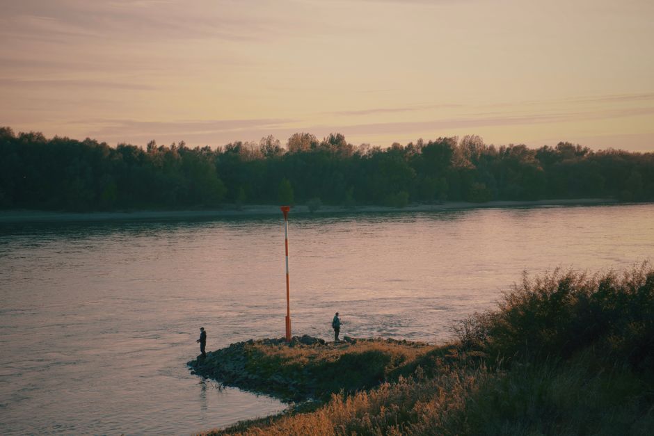 Fishing Rights: Die Boldt-Decision und indigene Fangrechte – Zwei Personen angeln bei Sonnenuntergang in ruhiger Umgebung …