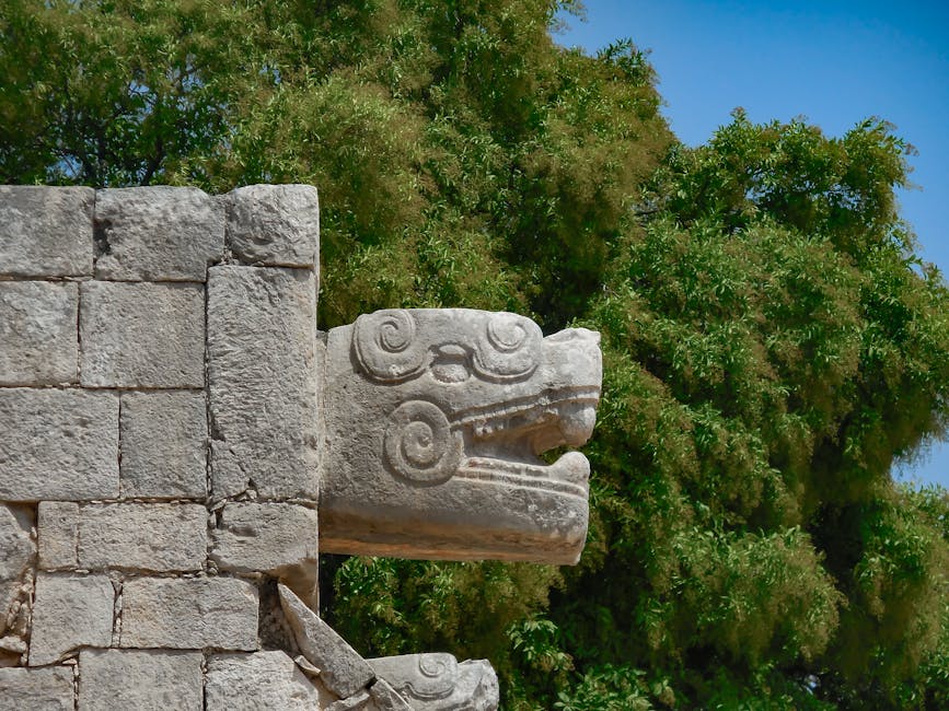 George Stuart: National Geographic-Legende der Maya-Forschung – Detailansicht einer Steinschnitzerei der Maya vor üppigem …