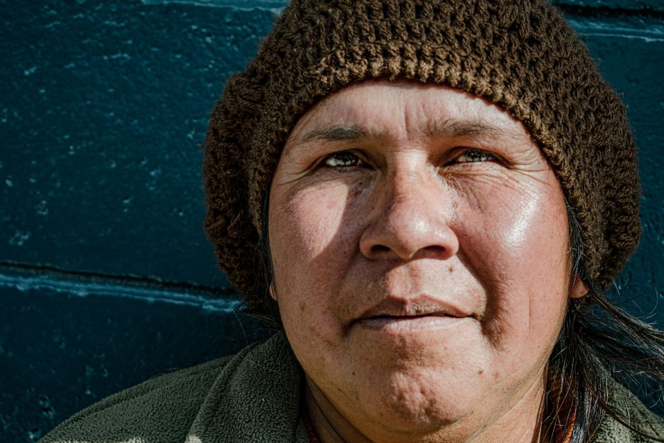 Hopi heute: Tradition und Herausforderungen in Arizona – Nahaufnahme eines Erwachsenen im ländlichen Argentinien, die trad…