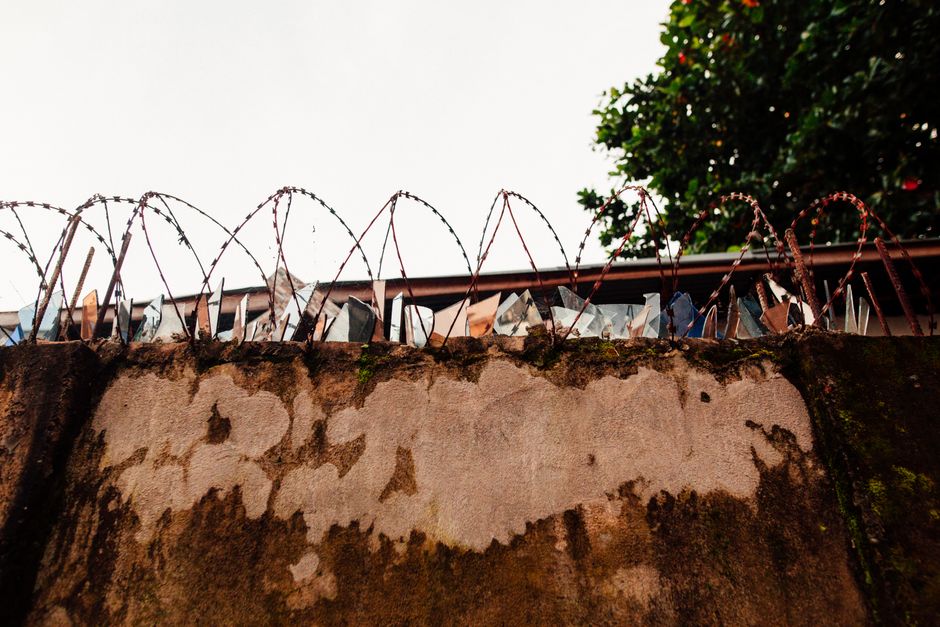 Mapudungun heute: Zwischen Bedrohung und Wiederbelebung – Braune Betonwand Mit Barbwires
