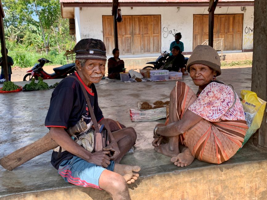 Mapudungun heute: Zwischen Bedrohung und Wiederbelebung – Ein älteres Paar sitzt auf einem traditionellen indonesischen Ma…