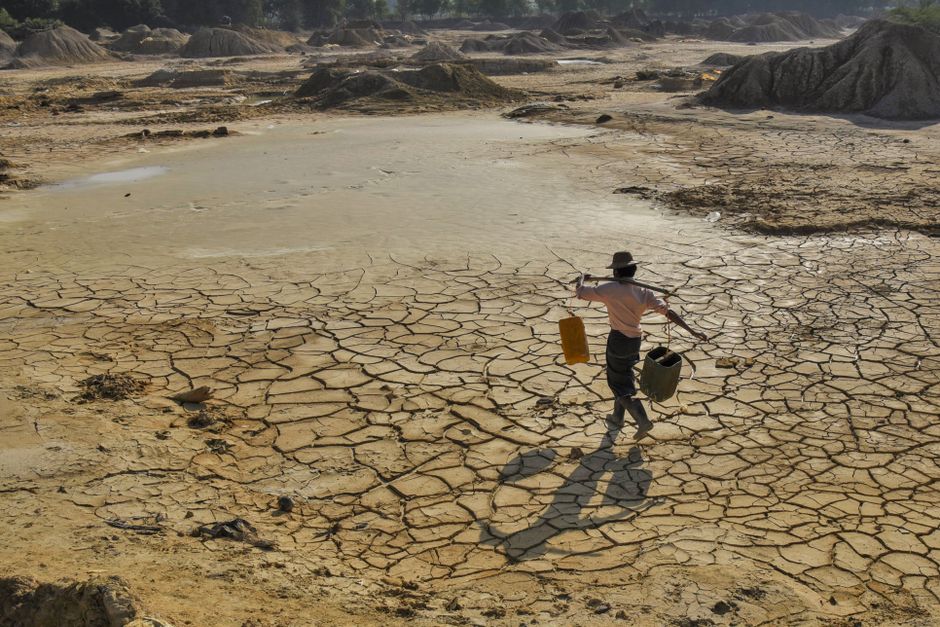 Maya Klima: Dürren und der Kollaps der Hochkultur – Ein Mann trägt Wasser durch eine ausgedörrte Landschaft in Sagaing und…