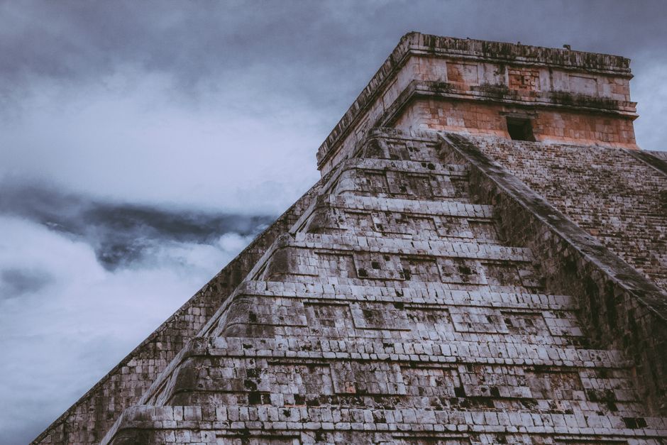 Maya Yucatan Bildung: Zweisprachige Programme und Sprachrevitalisierung – Graues Betongebäude Unter Weißen Wolken