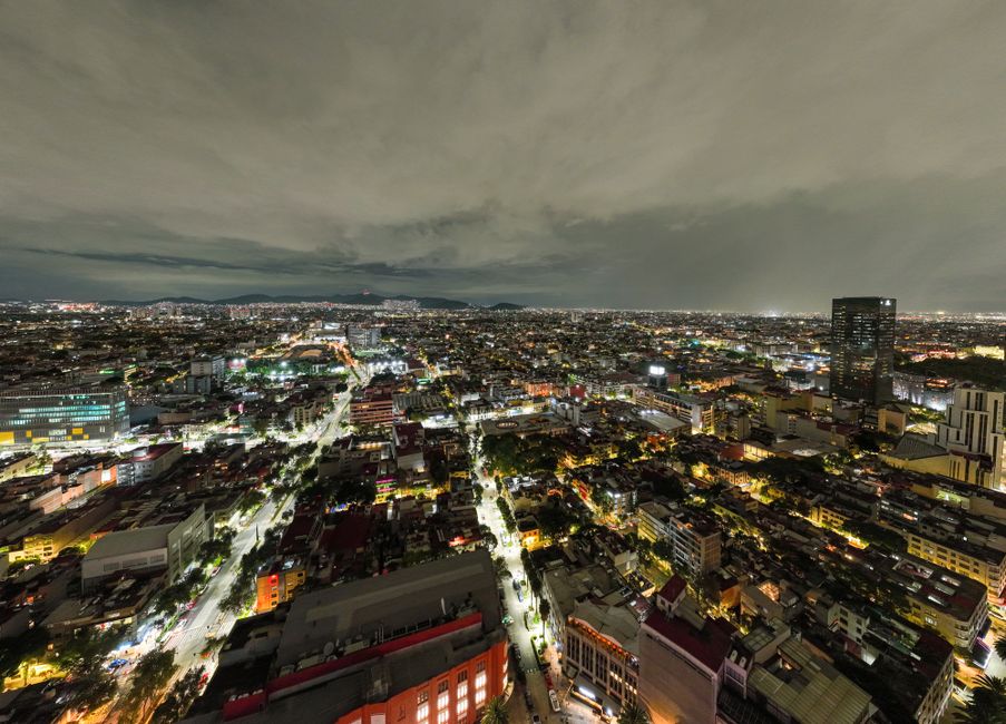 Nahuatl Mexiko heute: Status, Vitalität und Herausforderungen – Luftaufnahme Einer Lebendigen Stadtlandschaft Bei Nacht