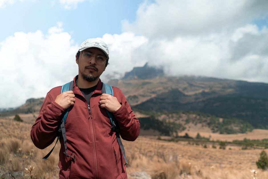 Nahuatl Mexiko heute: Status, Vitalität und Herausforderungen – Mann wandert mit Rucksack in einer malerischen Berglandsch…