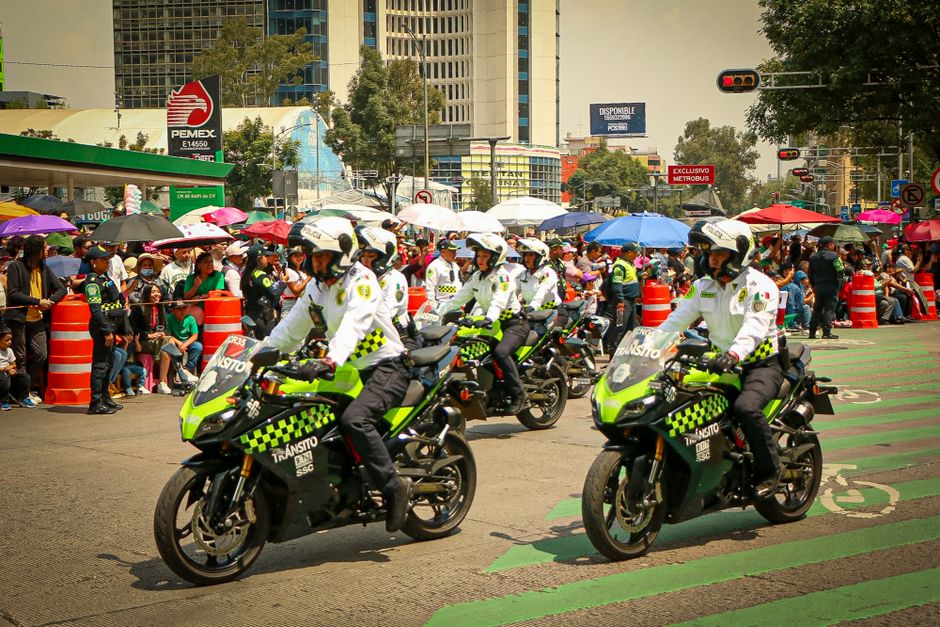 Pemex Indigene: Konflikte um Landrechte und ILO 169 in Mexiko – Parade Der Verkehrspolizei Auf Motorrädern Im Städtischen …