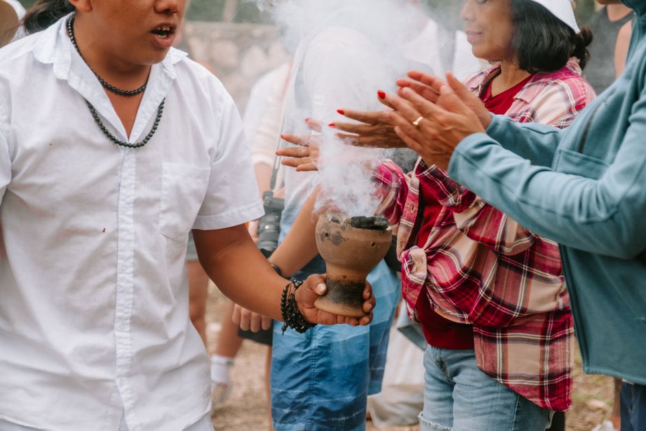 Smudging: Räucher-Zeremonie, Ethik und kulturelle Aneignung – Ein kulturelles Ritual in Valladolid, Yucatán, bei dem Mensc…