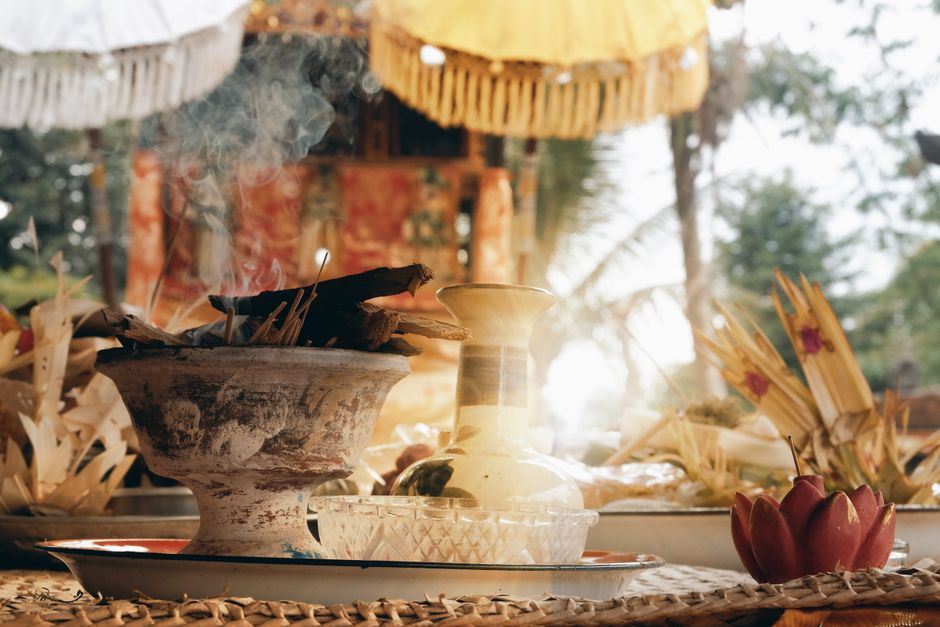 Smudging: Räucher-Zeremonie, Ethik und kulturelle Aneignung – Vasen Oben Auf Dem Tisch