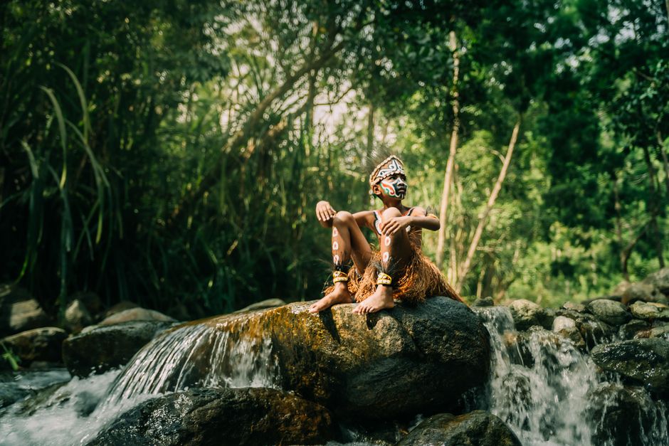 Traditional Ecological Knowledge (TEK): Indigenes Wissen für die Zukunft – Ein papuanisches Kind in traditioneller Kleidun…