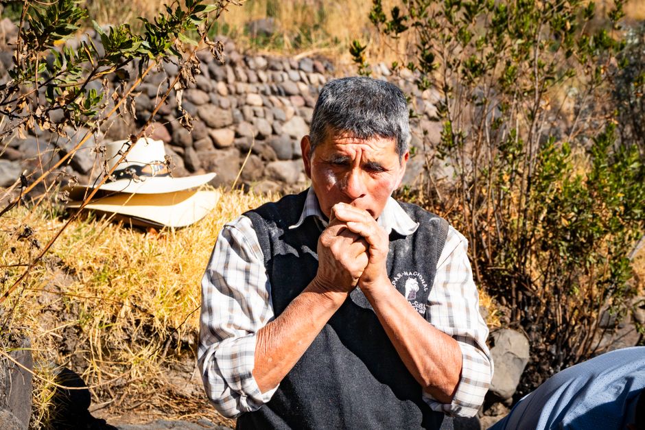 Walter Alva: Der Archäologe, der Sipán vor Räubern rettete – Ein älterer Mann spielt in Caylloma, Peru, ein Musikinstrumen…