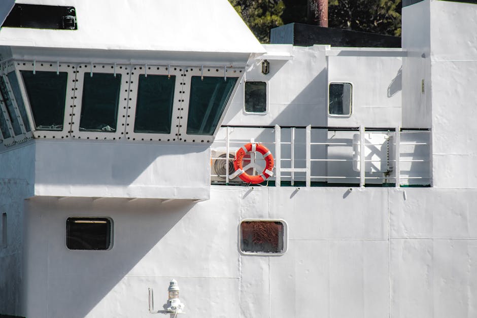 Walter Alva: Der Archäologe, der Sipán vor Räubern rettete – Nahaufnahme eines Fährbootdetails mit Fenstern und einem rote…