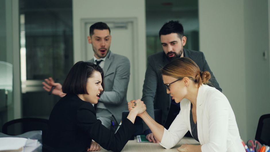 Aztekenkrone: Restitution oder konservatorische Herausforderung? – Frauen in Businesskleidung betreiben Armdrücken, währen…
