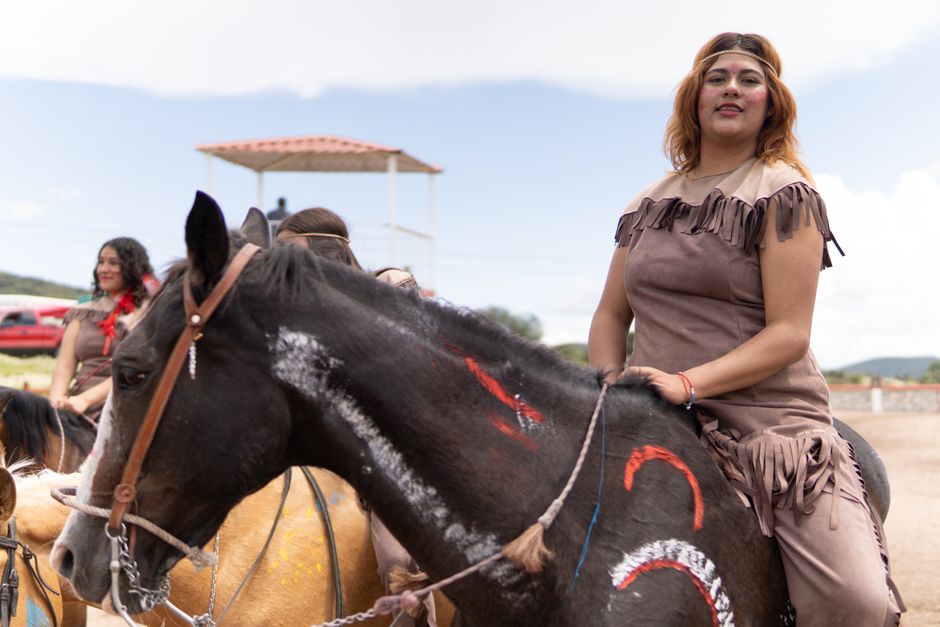 Bisonjagd vor Pferd: Überlebenstechniken der Plains-Kulturen – Kostenloses Stock Foto zu bunte kleidung, cowgirl, dekorier…