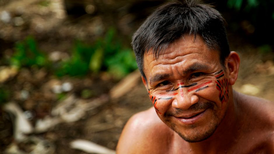 Bruno Pereira: Mord im Amazonas und sein Erbe – Porträt eines Ureinwohners im Amazonasgebiet mit traditioneller Gesichtsbe…