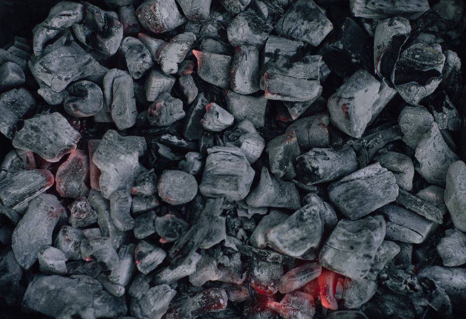 Charcoal Amazon: Holzkohle als Zeitzeuge im Regenwald – Kostenloses Stock Foto zu abstrakt, anthrazitrotes leuchten, asche