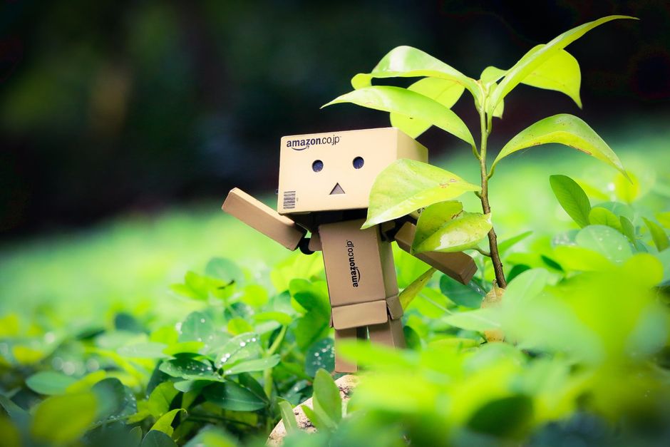 Entwaldung Amazon: Ursachen, Folgen & Schutzmaßnahmen 2024 – Niedliches Roboterspielzeug aus Pappe inmitten üppig grün…