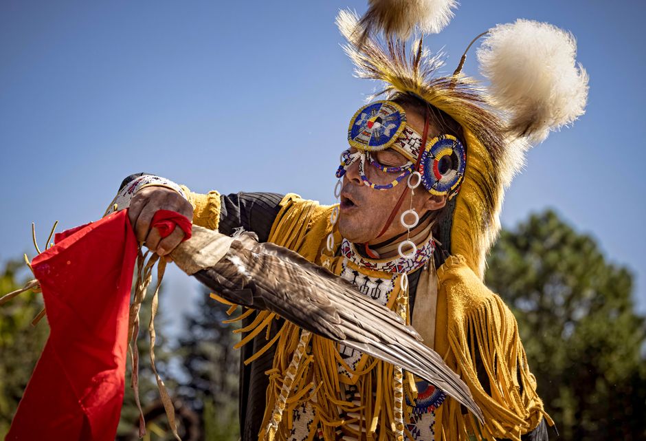 Ghost Dance 1890: Ursprung, Verbreitung und Wounded Knee – Ein Ureinwohner Amerikaner Tänzer in traditioneller Tracht, der…