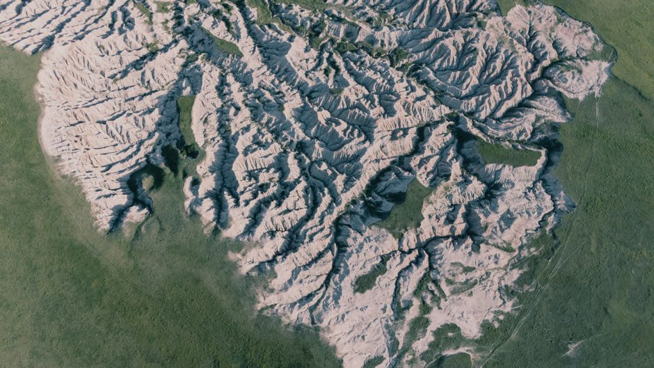 Head-Smashed-In Buffalo Jump: 5500 Jahre Blackfoot-Jagd in Alberta – Eine Luftaufnahme, die die komplexen Erosionsmuster d…