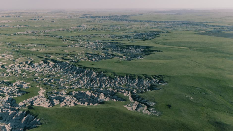 Head-Smashed-In Buffalo Jump: 5500 Jahre Blackfoot-Jagd in Alberta – Malerische Luftaufnahme des Badlands-Nationalparks mi…
