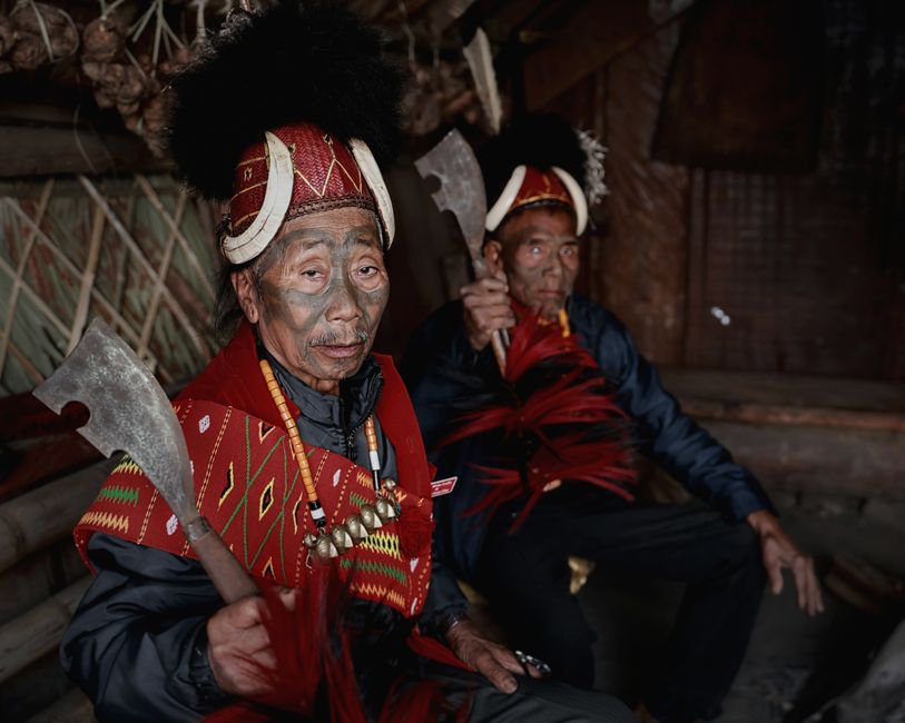 Kayapó: Krieger des Xingu – Indigene Kultur und Widerstand – Porträt von Naga-Stammeskriegern in traditioneller Kleidung i…