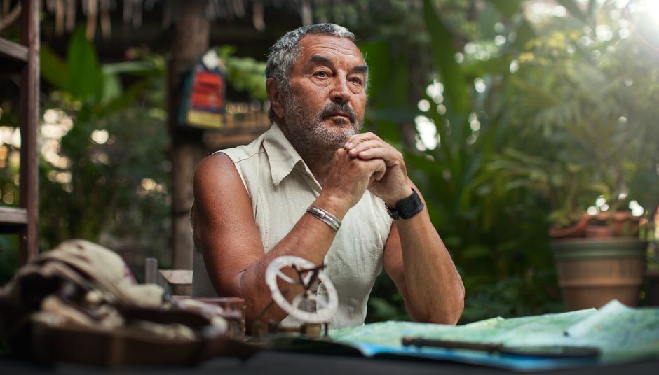 Mosquito Coast: Peter Weirs Film und die Apple TV+ Serie – Kostenloses Stock Foto zu abenteuer, älterer erwachsener, armband